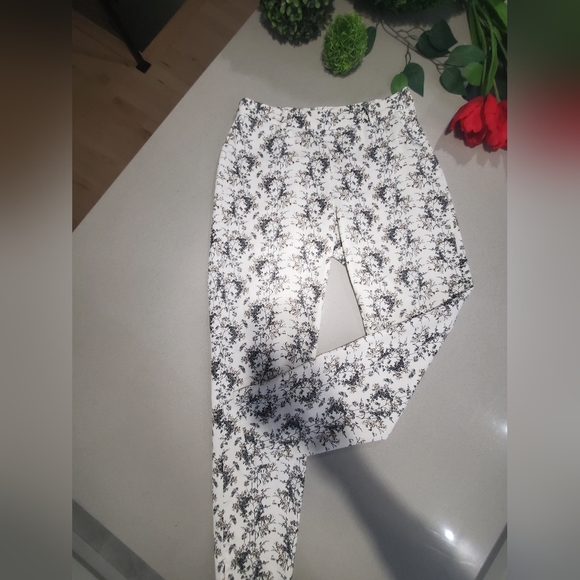 H&M Impeccable capris d'été blanc avec motifs de branches noires et beige - Picture 2 of 8